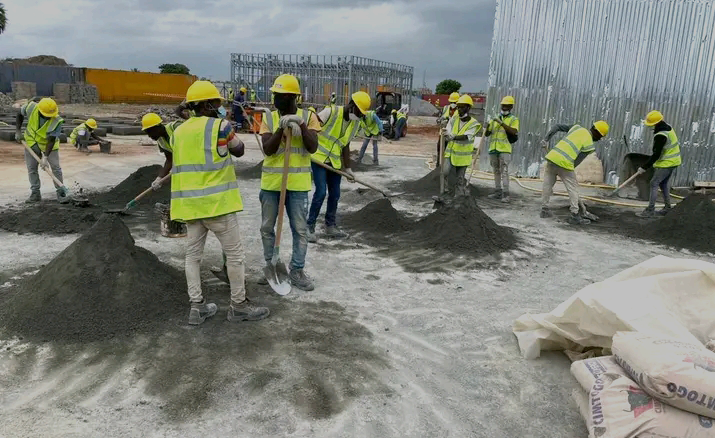 La Fourniture d'ouvriers, au cœur de notre engagement envers l'excellence, se matérialise par la mise à disposition de travailleurs hautement qualifiés, répartis en deux catégories distinctes.

En première ligne, nous avons les maîtres de métiers, parmi lesquels figurent des professionnels chevronnés tels que les maçons, menuisiers, ferrailleurs, plombiers, électriciens, staffeurs, peintres, étancheurs, et bien d'autres encore. Leur expertise forme le socle solide sur lequel repose notre engagement envers des standards élevés.

La seconde catégorie est composée de manœuvres dédiés, véritables collaborateurs essentiels qui assistent les experts dans la réalisation de leurs tâches. Ensemble, ces deux groupes forment une équipe intégrée et complémentaire, prête à relever chaque défi avec compétence et détermination. Notre service de Fourniture d'Ouvriers vise à créer une synergie harmonieuse entre ces deux catégories, garantissant ainsi des résultats exceptionnels à chaque étape de votre projet.
